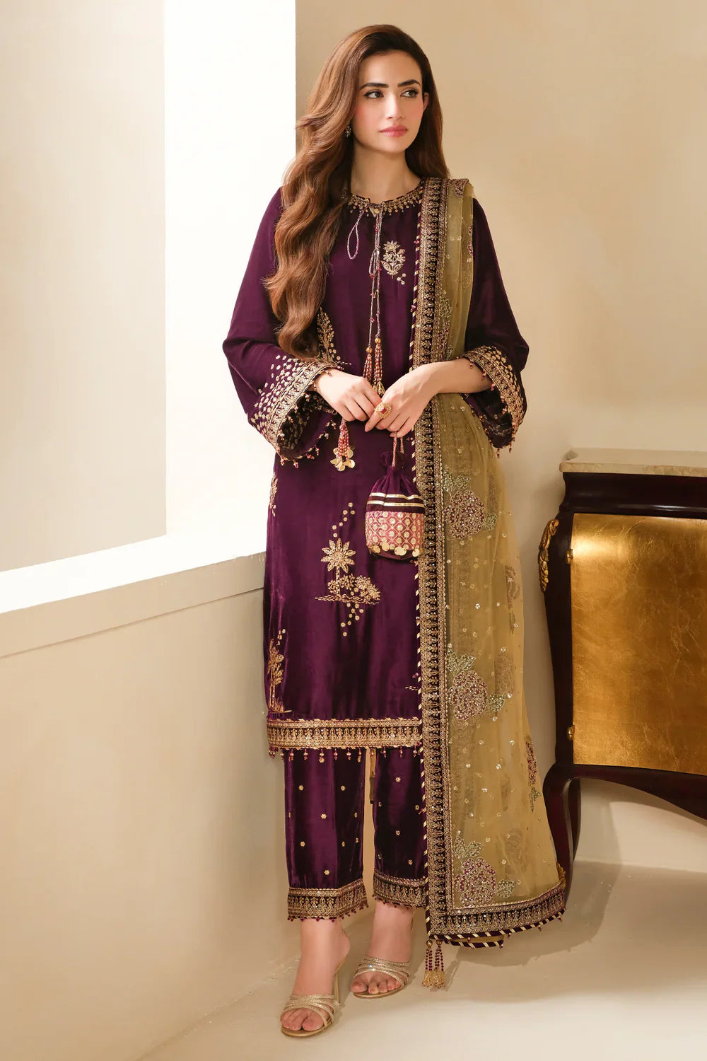 Shop JAZMIN Velvet Formal VF-2032 at Raz Ruya! Huge discounts on luxury Pakistani designer wear. Fast delivery to UK, USA & Canada. End-of-Year & New Year Sale!